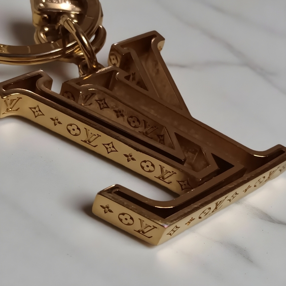Louis Vuitton LV Link Gold Bag Charm Key Holder M69481 ✨ - Picture 9 of 11